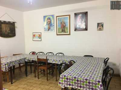 Nella stanza accanto si trova poi la sala da pranzo, anch'essa disseminata di quadri sacri, che pu� accogliere solo 24 ospiti. Chi non riesce a sedersi pu� per� portare via le pietanze